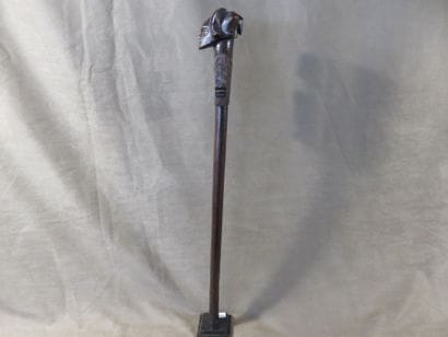 Sceptre surmonté d’une tête de chef. Le manche...