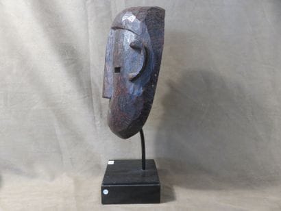 Masque de danse de forme ovale représentant...