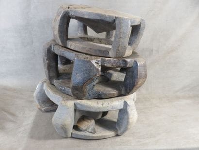 3 Tabourets présentant un plateau rond légèrement...