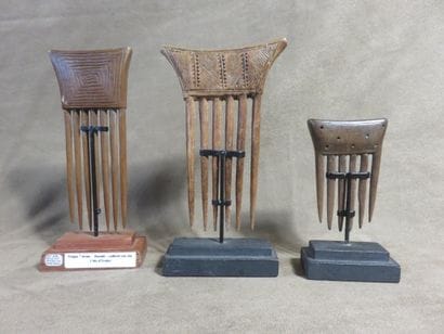 Set of three combs. A: with 7 teeth, 15 cm....