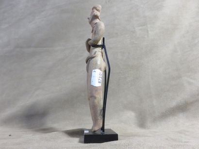 Statuette représentée debout les deux bras...