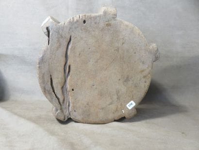 3 Tabourets présentant un plateau rond légèrement...