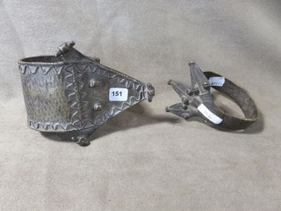 Deux bracelets, l’un représentant une tête...