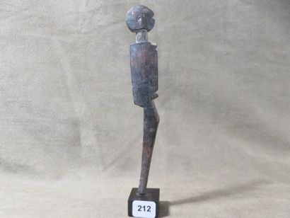 Petite poupée de médecine unijambiste. Bois...