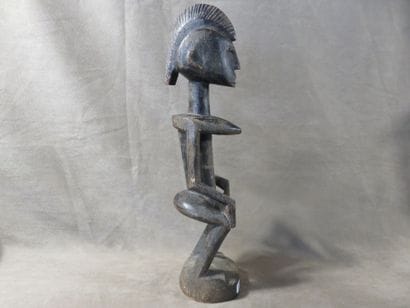 Statuette féminine représentée debout les...