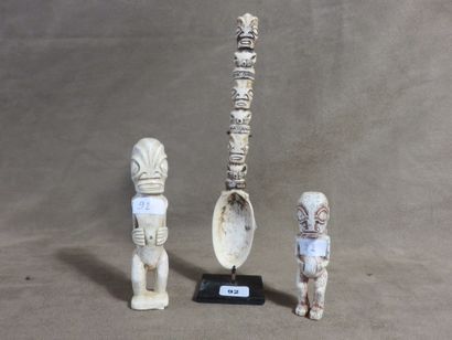 Trois représentations de tiki. Deux sont...