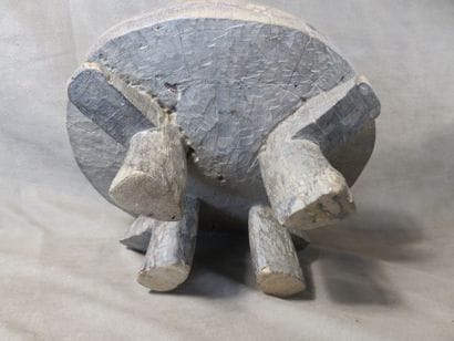3 Tabourets kwanga présentant un plateau...
