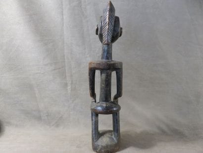 Statuette féminine représentée debout les...