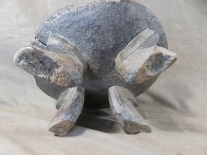 3 Tabourets kwanga présentant un plateau...