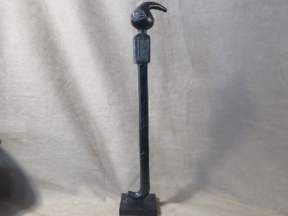 Sceptre de commandement. Le manche est cylindrique...