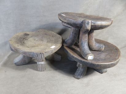 3 Tabourets kwanga présentant un plateau...