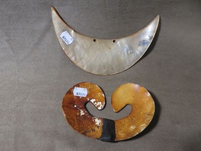 Lot de deux objets. Un pectoral en nacre...