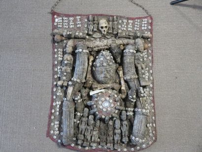 Grand tablier de féticheur orné de miroirs,...