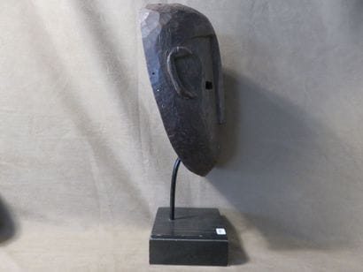 Masque de danse de forme ovale représentant...