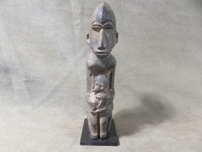 Maternité assise sur un trône à haut dossier,...