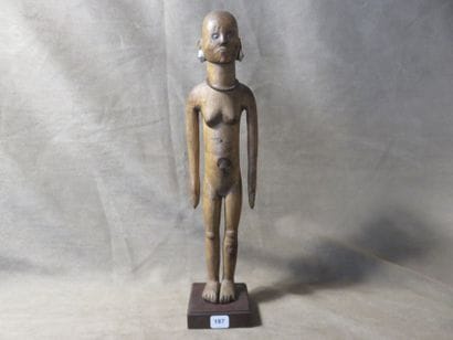Statuette représentée debout, les jambes...