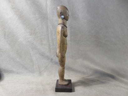 Statuette représentée debout, les jambes...