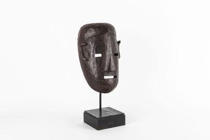 Masque de danse de forme ovale représentant...
