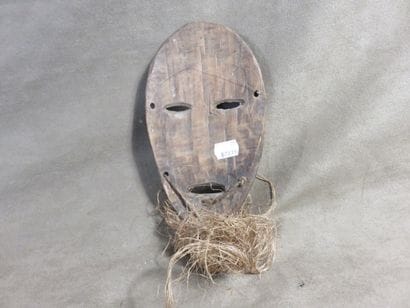 Masque au visage en forme de cœur. Barbe...