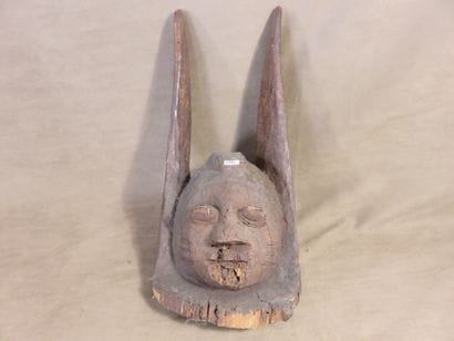 Masque Gelede  représentant une tête humaine...