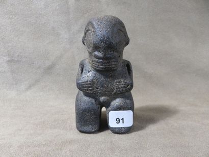 Tiki représenté debout les mains posées sur...