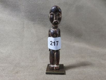 Petite statuette représentée debout, les...