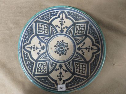 Assiette en faïence à décor en blanc et bleu...