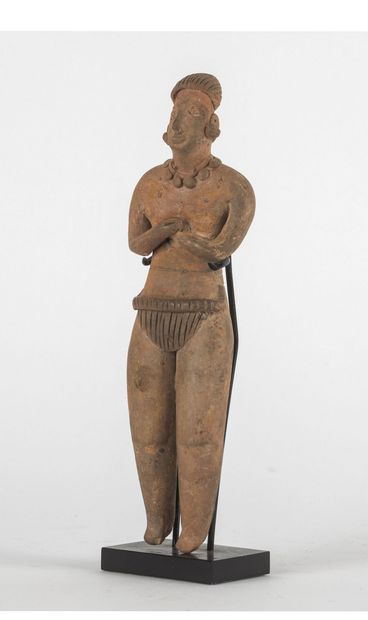 Statuette représentée debout les deux bras...