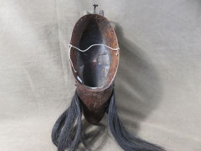 Masque de danse dont le nez se prolonge en...