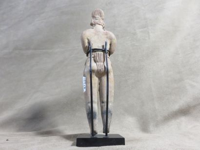Statuette représentée debout les deux bras...