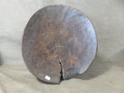 3 Tabourets kwanga présentant un plateau...