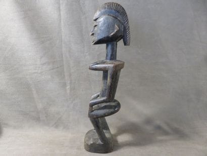 Statuette féminine représentée debout les...