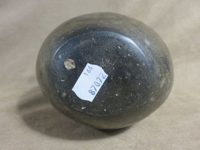 Vase boule surmonté d’une tête de personnage....