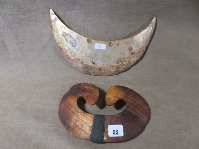 Lot de deux objets. Un pectoral en nacre...