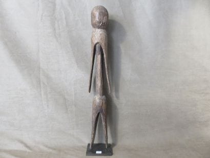 Sculpture ancestrale représentée debout....