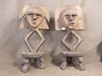 Deux sculptures dont la base est en forme...