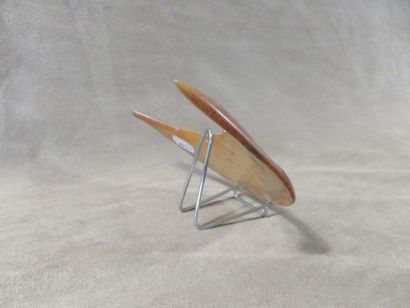 Lot de deux objets. Un pectoral en nacre...