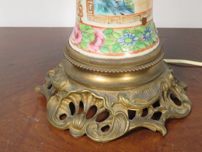 CHINE, Canton 

Vase monté en lampe en porcelaine...
