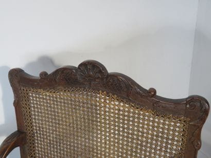Fauteuil en hêtre mouluré et sculpté de coquille...