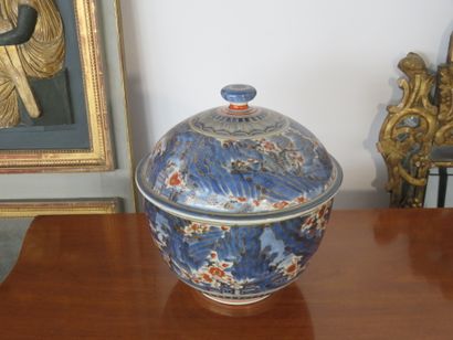 CHINE 

Important pot couvert en porcelaine...
