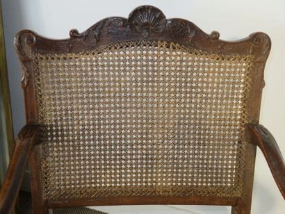 Fauteuil en hêtre mouluré et sculpté de coquille...