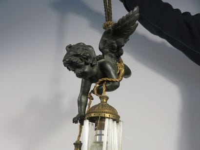 Suspension en bronze figurant un angelot...