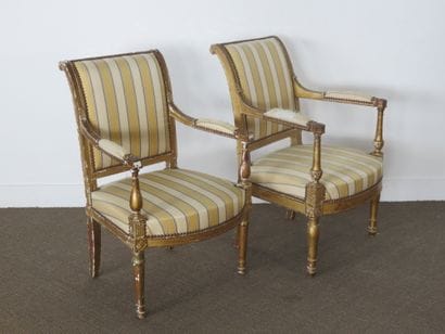 Deux fauteuils en bois doré mouluré et sculpté,...