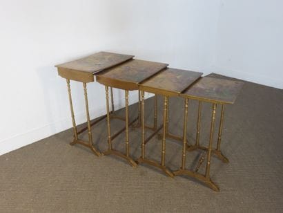 Suite de quatre tables gigognes à plateau...