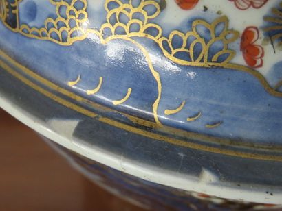CHINE 

Important pot couvert en porcelaine...