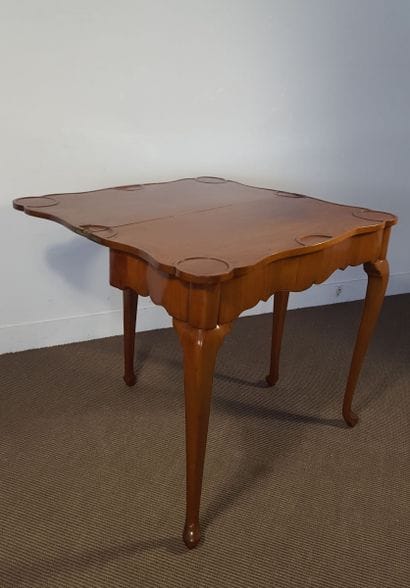 Table à jeux en acajou et placage d'acajou,...