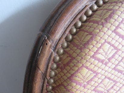 Paire de fauteuils en hêtre mouluré et sculpté....