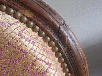 Paire de fauteuils en hêtre mouluré et sculpté....