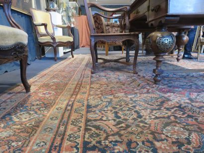 Grand tapis en laine points noués à décor...