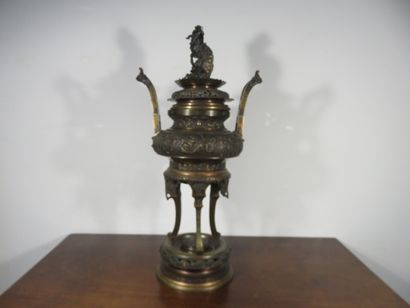 EXTRÊME-ORIENT 

Grand brûle-parfum en bronze...